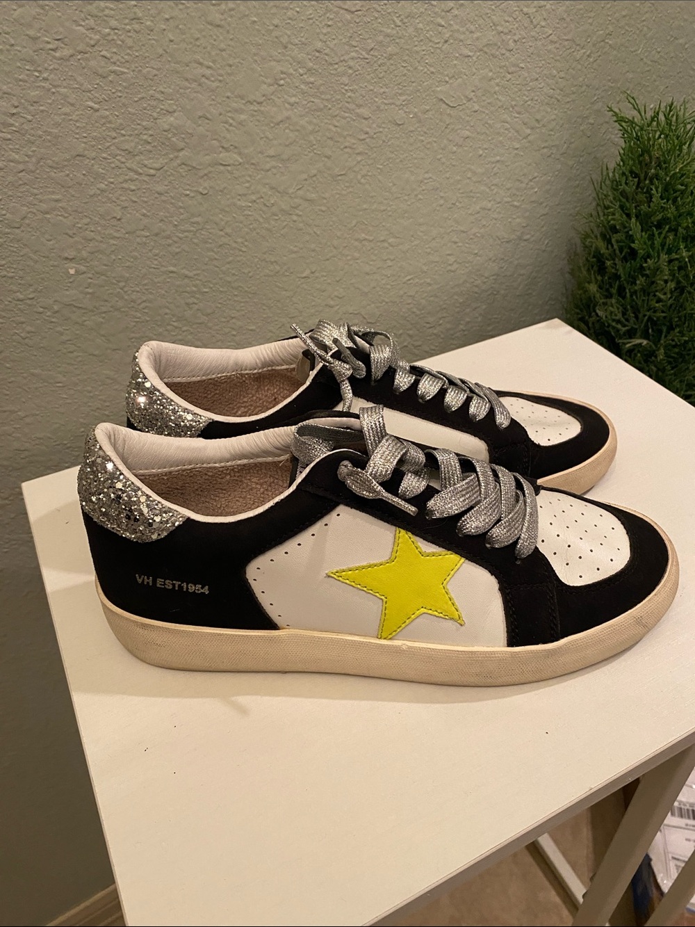 Vintage havanna size 8.5  Black & White Sneaker with Yellow Star Accent